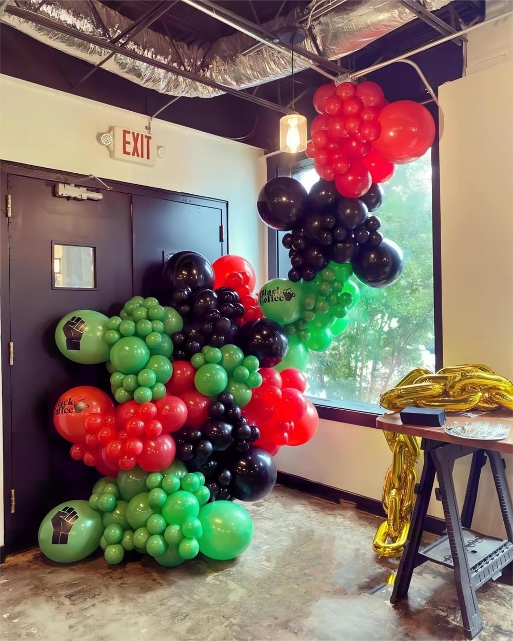 Enanal 10-inch green balloon adds vibrant color to celebrations