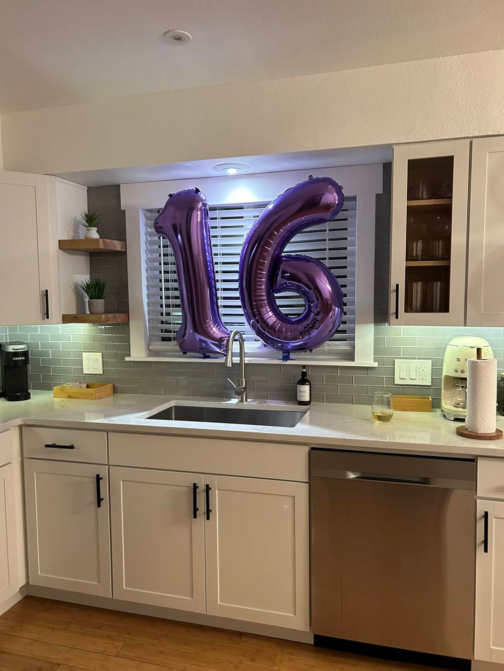 Enyeopd 40-inch balloon with smooth surface stays vibrant for long celebrations.