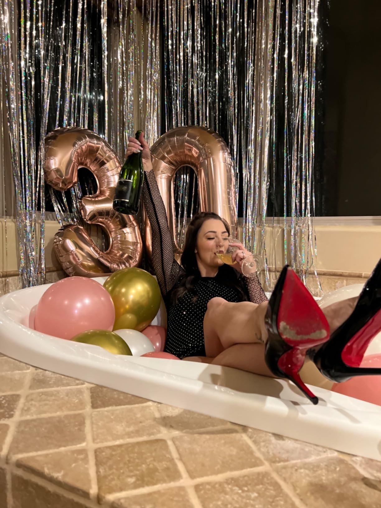 Enyeopd easy-setup decor inflates quickly for flexible party transformation.
