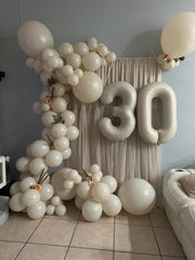 Enyeopd hanging number balloon setup creates instant backdrop for events.