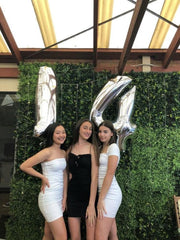 Enyeopd 40-inch number balloon enhances dramatic party decor.