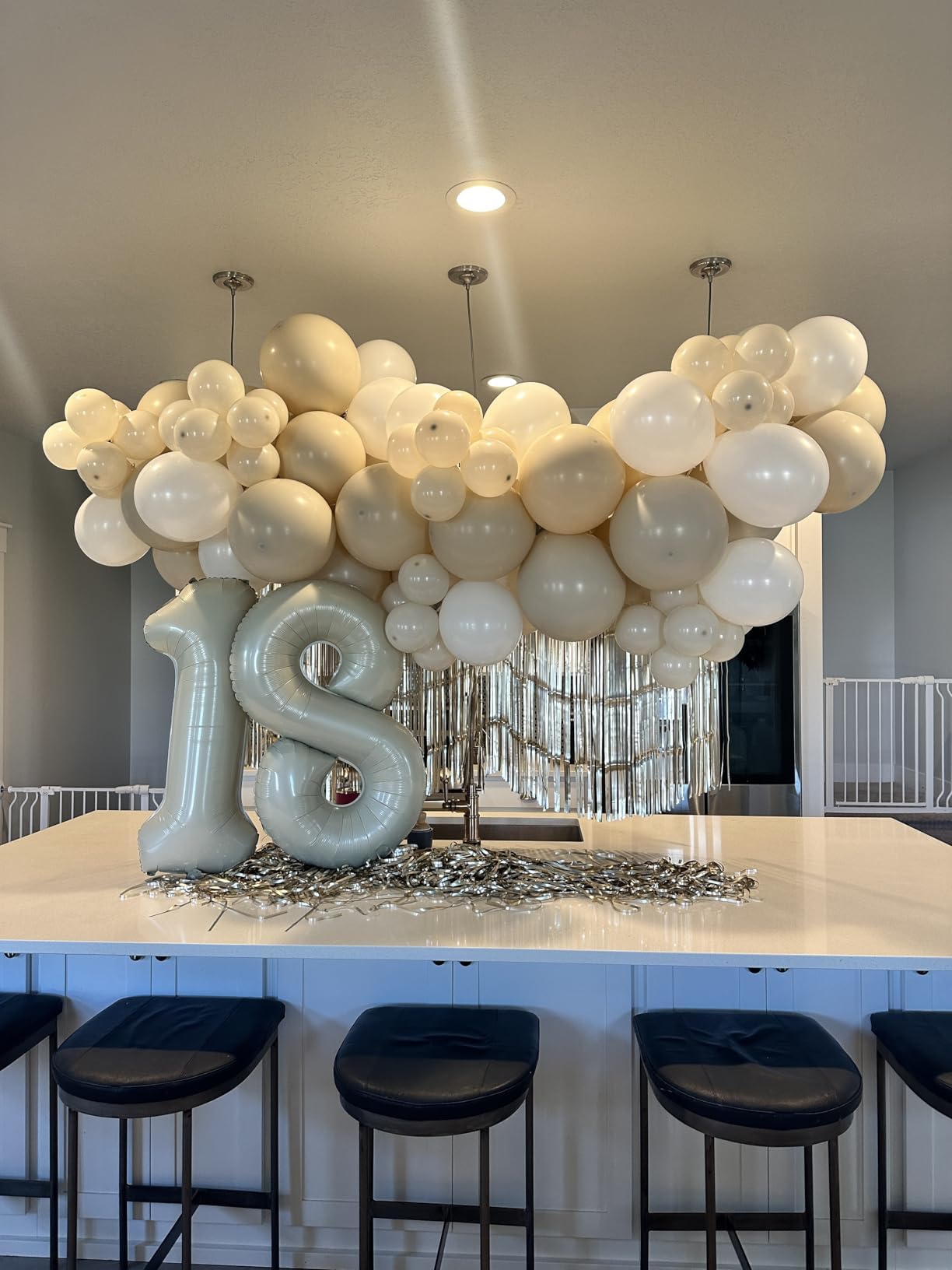 Enyeopd cream number balloon setup for easy decorating and displays.