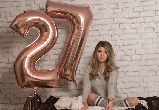 Enyeopd rose gold 40inch number balloon creates a bold milestone centerpiece.