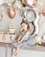Enyeopd two-color number balloons, ideal for matching themed party palettes.