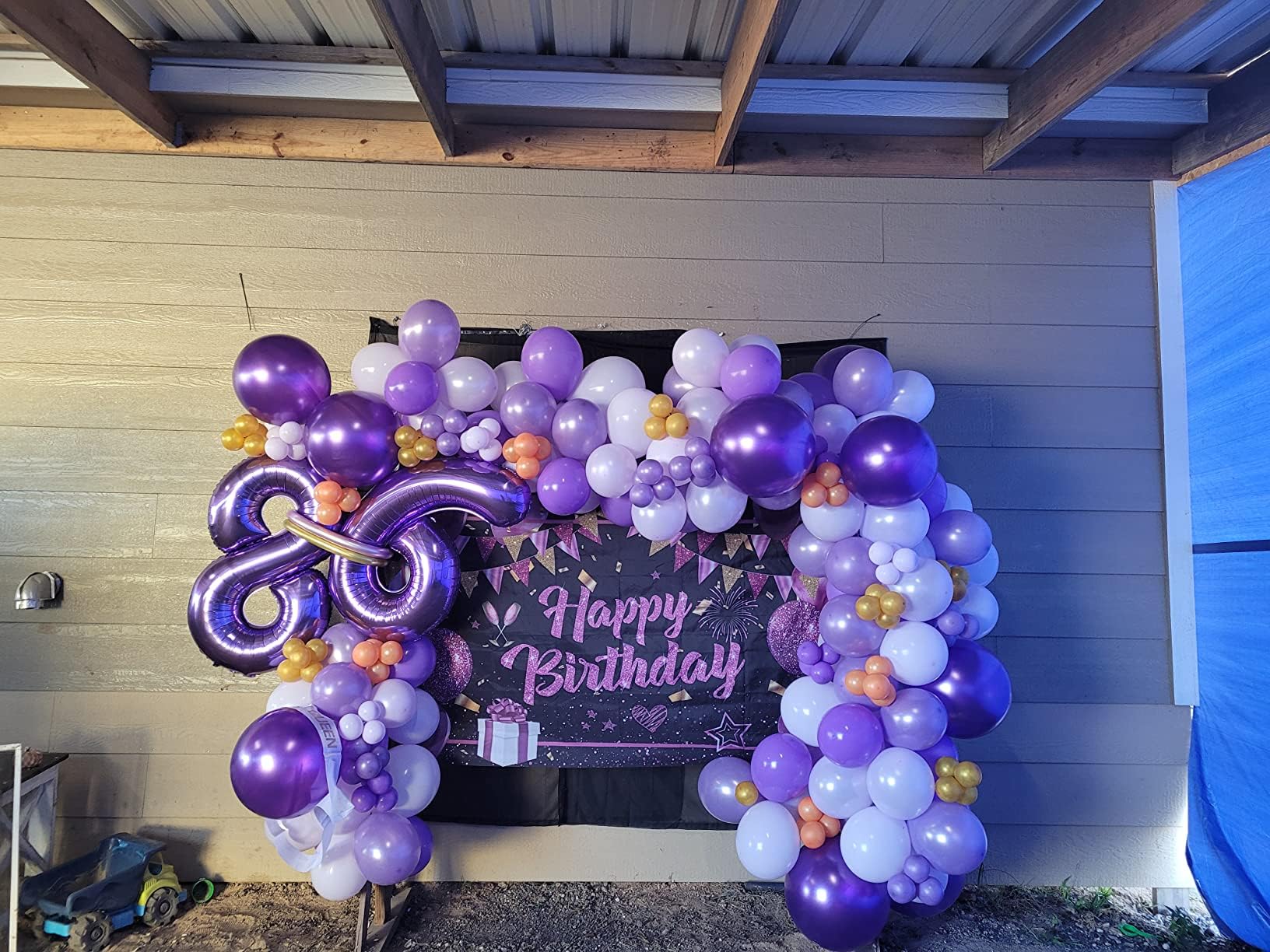 Enyeopd two-color number balloons for milestone celebrations.