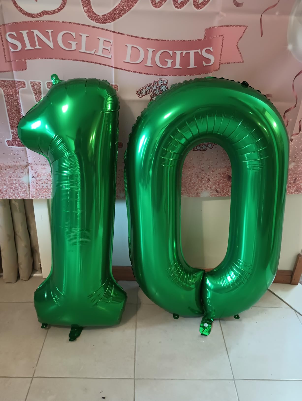 Enyeopd wedding and anniversary decor featuring bold number balloons