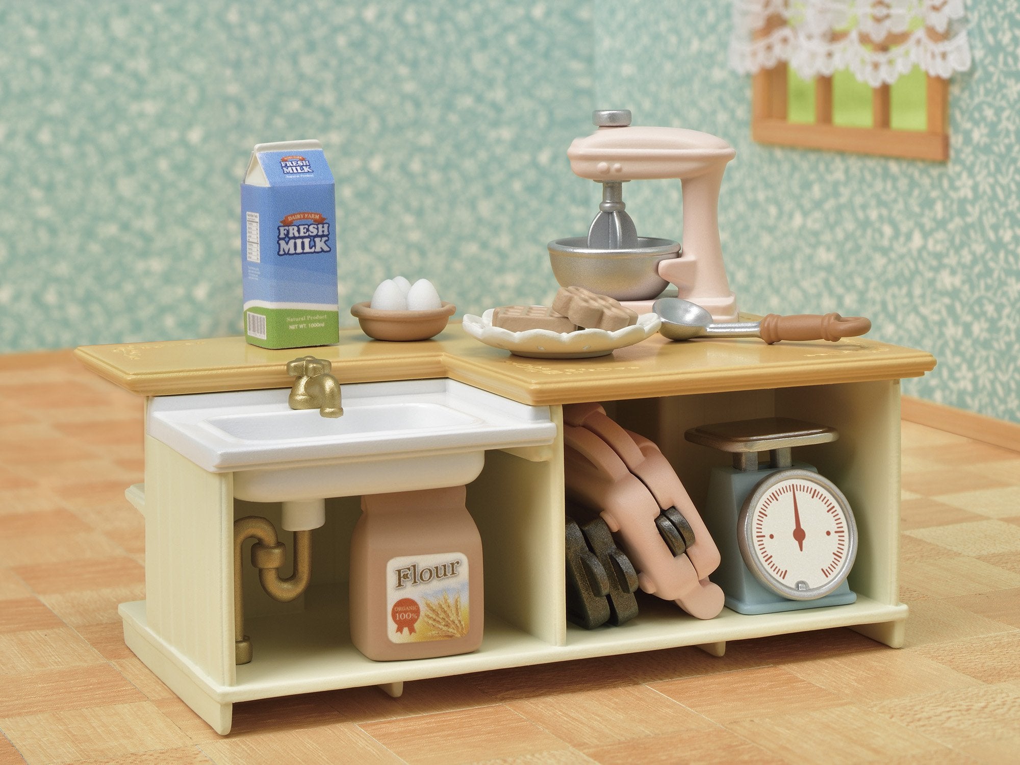 Epoch Sylvanian donut shape top and bottom pieces emphasize mix-and-match play