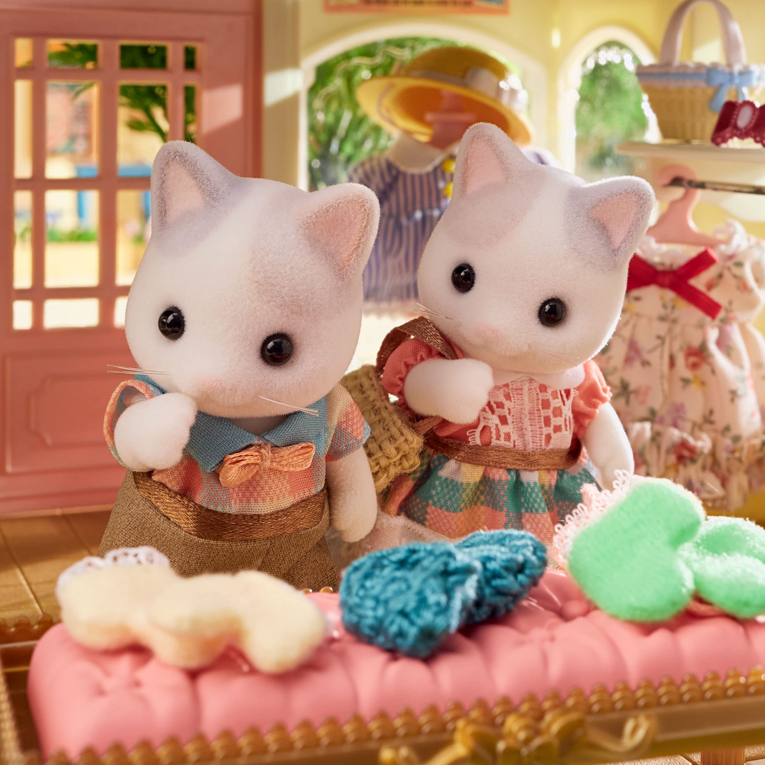 Epoch Sylvanian Latte Cat family set supports cooperative storytelling.