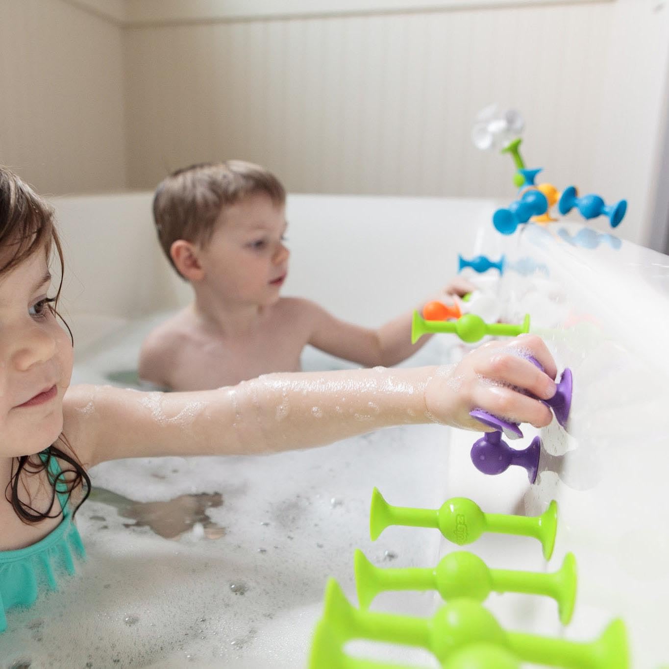 Fat Brain Toys Squigz Deluxe bath-time play on tub surfaces for splashy fun
