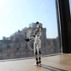Feeccant Titan 13 display-ready figure enhances desktop decor