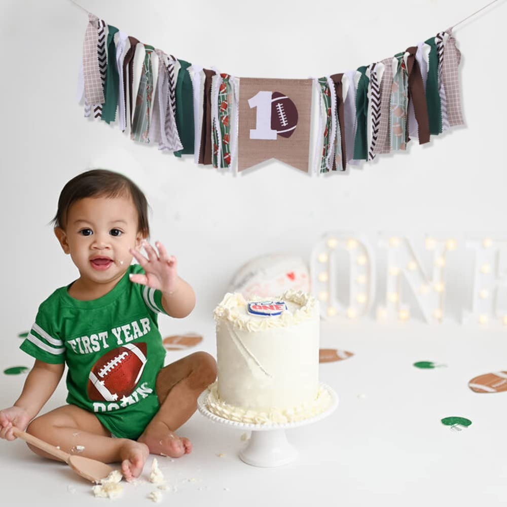 FELIX football party garland set, versatile decor for photos.