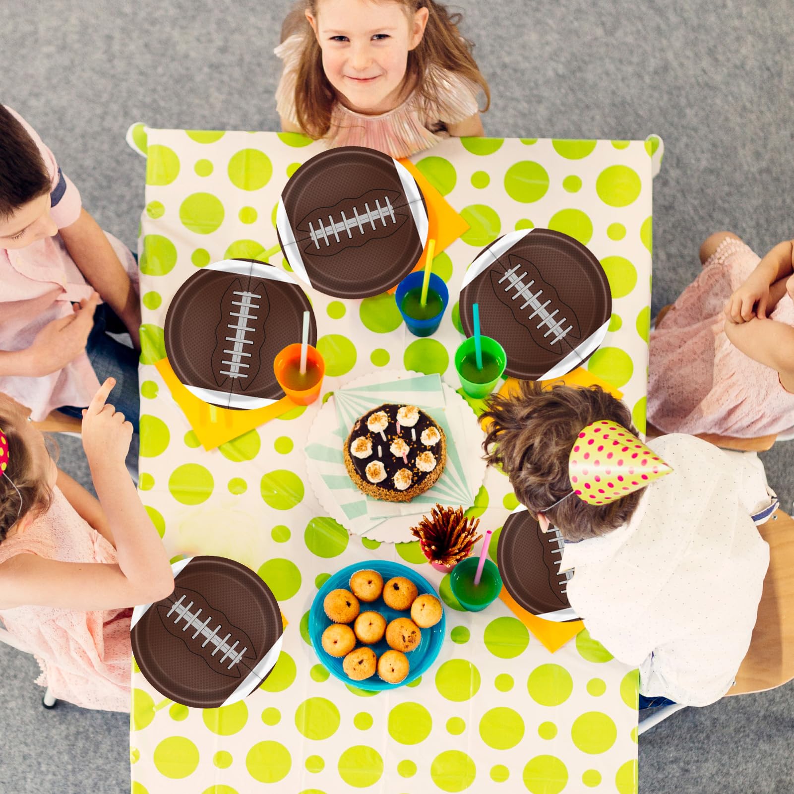 Fitoyplak football game day tableware makes hosting smoother and cleaner.