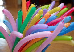 FOTIOMRG tips for twisting balloons to create animals and designs.