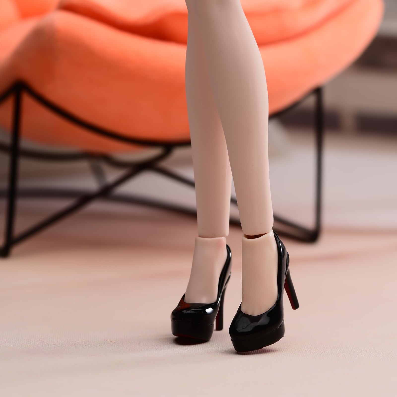 Fremego 1/6 scale black high-heel shoes material closeup shows plastic finish with texture.