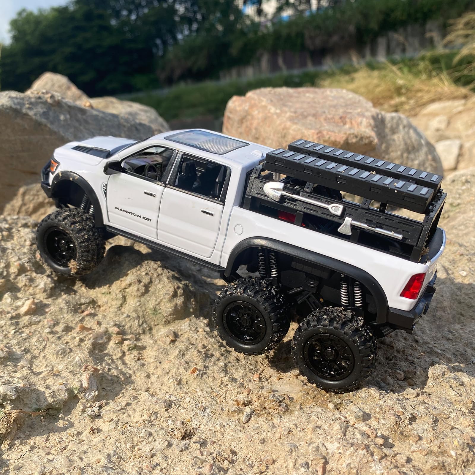 FRJV Mammoth 1/24 diecast pickup interior details with open doors offer realistic play.