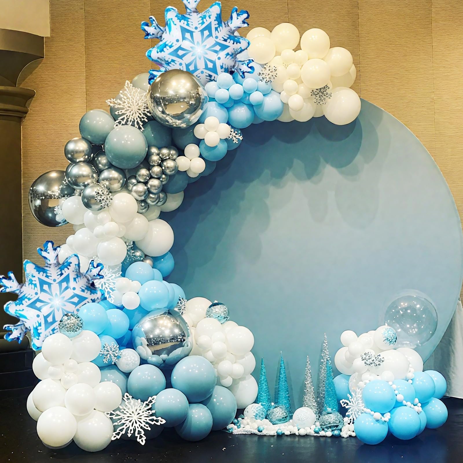FunHot Blue snowflake print balloons enhance the winter theme for photos.