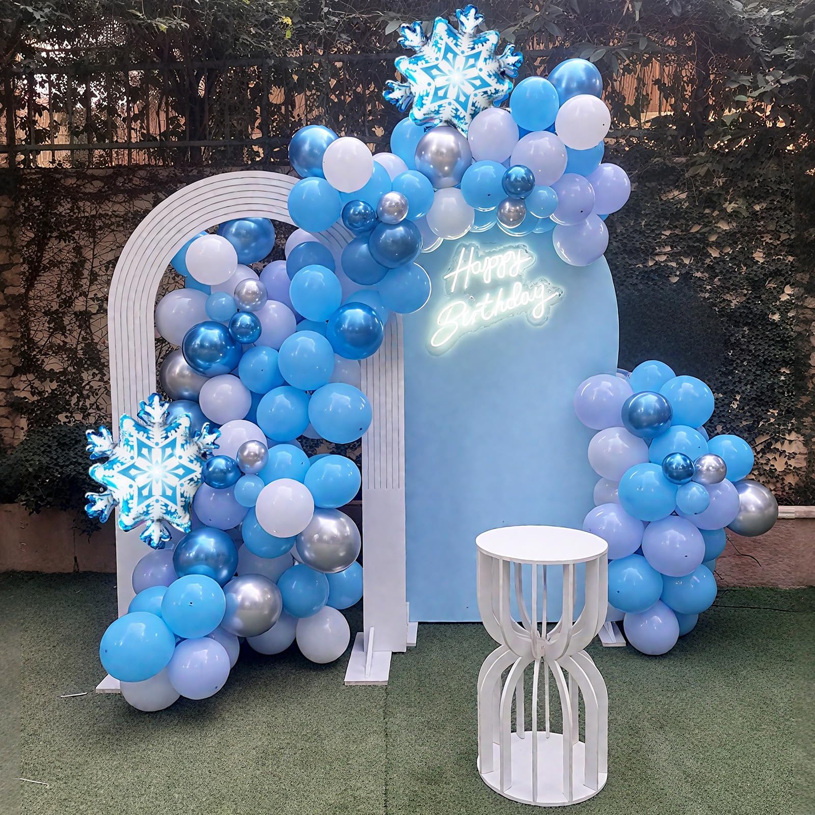 FunHot Transparent snowflake print balloons showcase delicate snowflake details in decor.