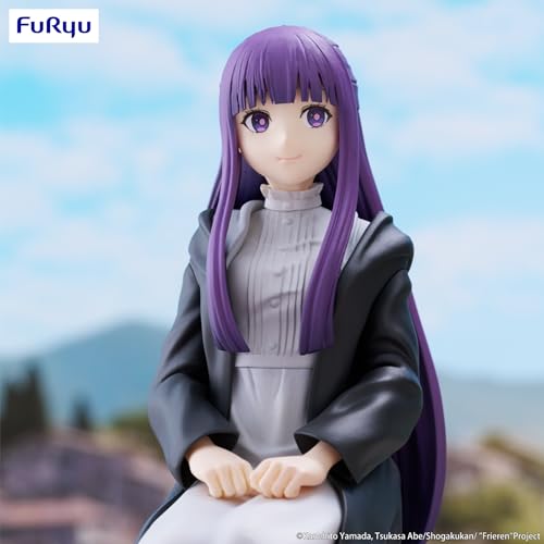 Furyu Frieren Fern figure texture detail shows anime-inspired craftsmanship.