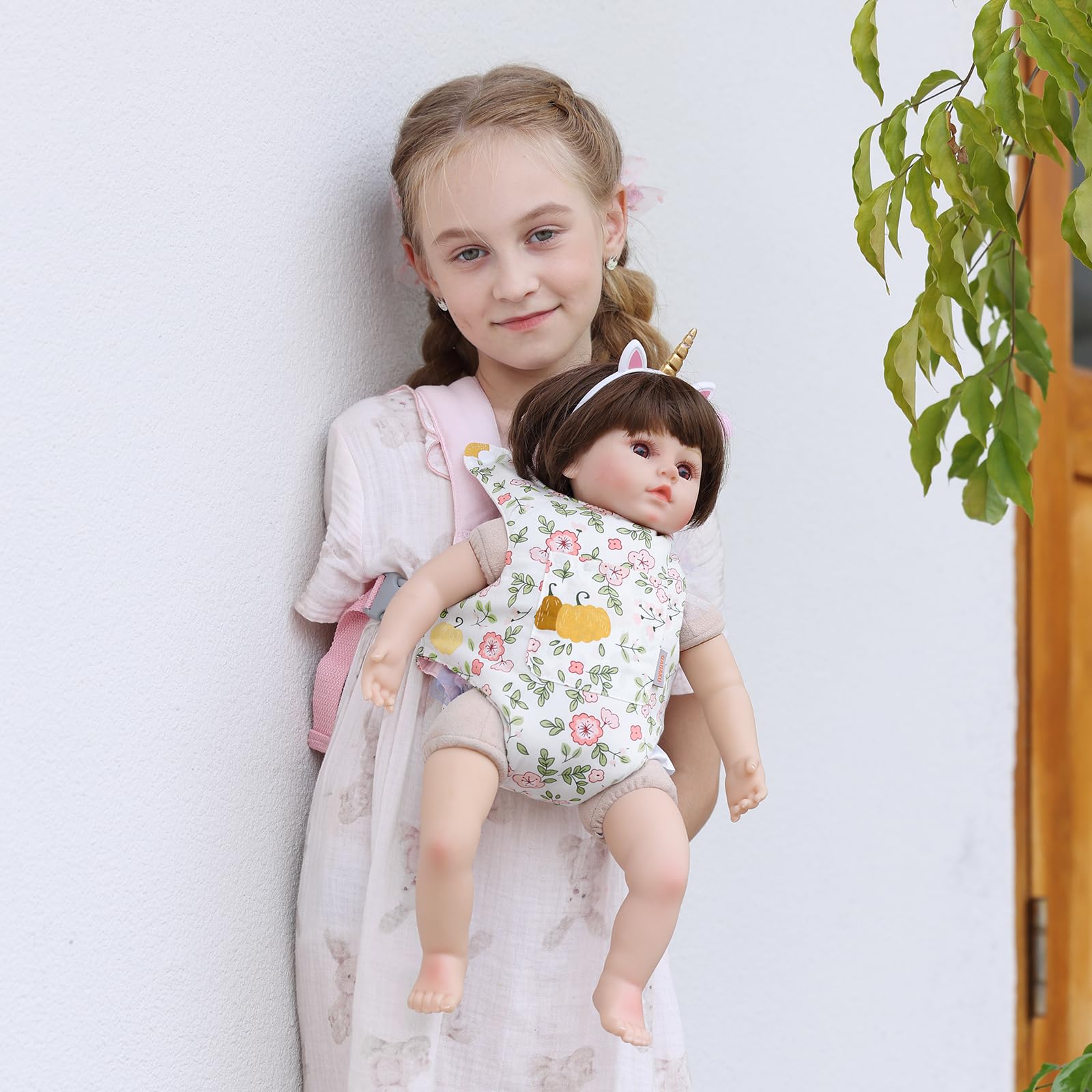 GAGAKU carrier front pocket keeps doll accessories organized.