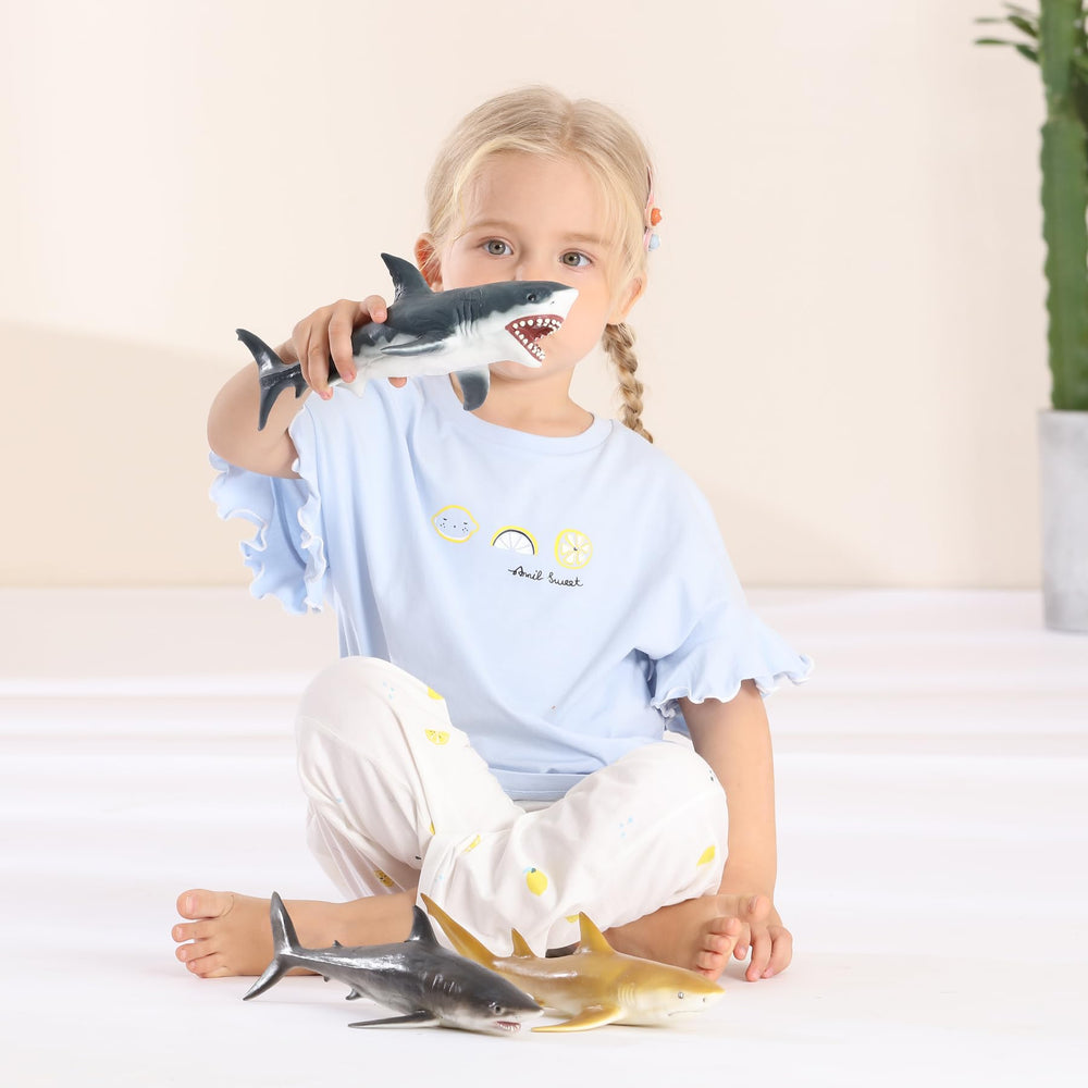 Gemini&Genius Theme party shark decor enhances nautical celebrations.