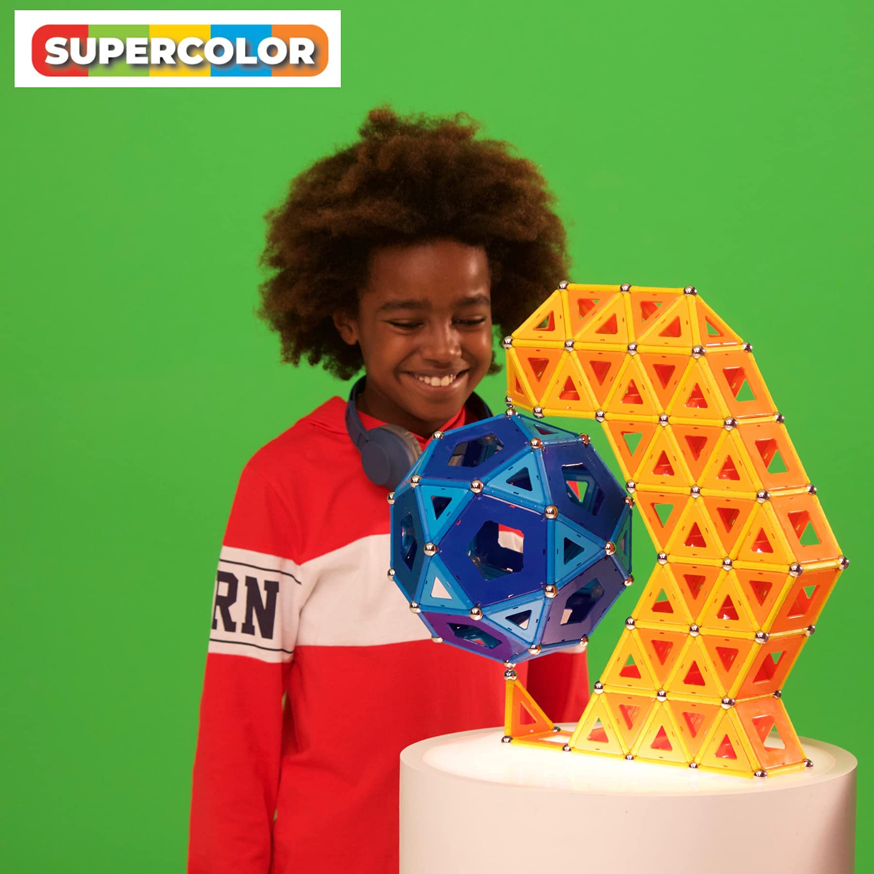 Geomag Supercolor travel kit fits compactly for on-the-go play.