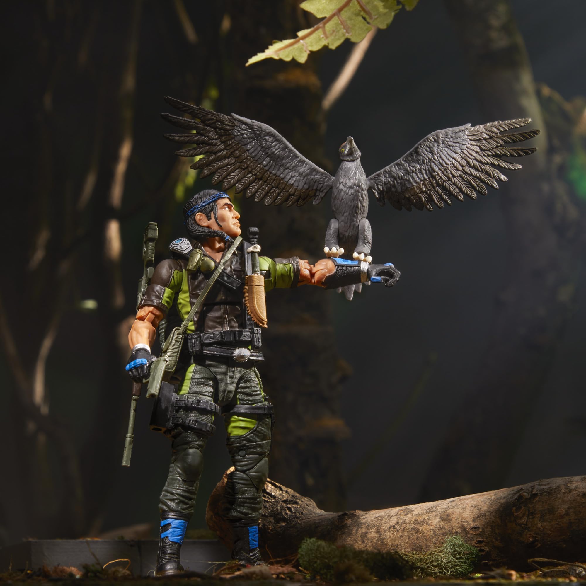 G.I. Joe 28 accessory pieces for varied storytelling and displays.