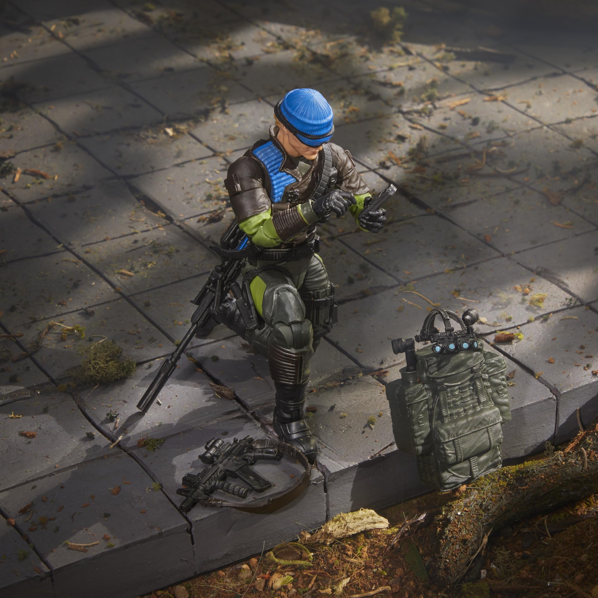 G.I. Joe accessory set including flashlights and knives for field ops.