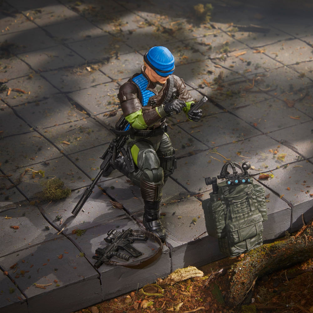 G.I. Joe accessory set including flashlights and knives for field ops.