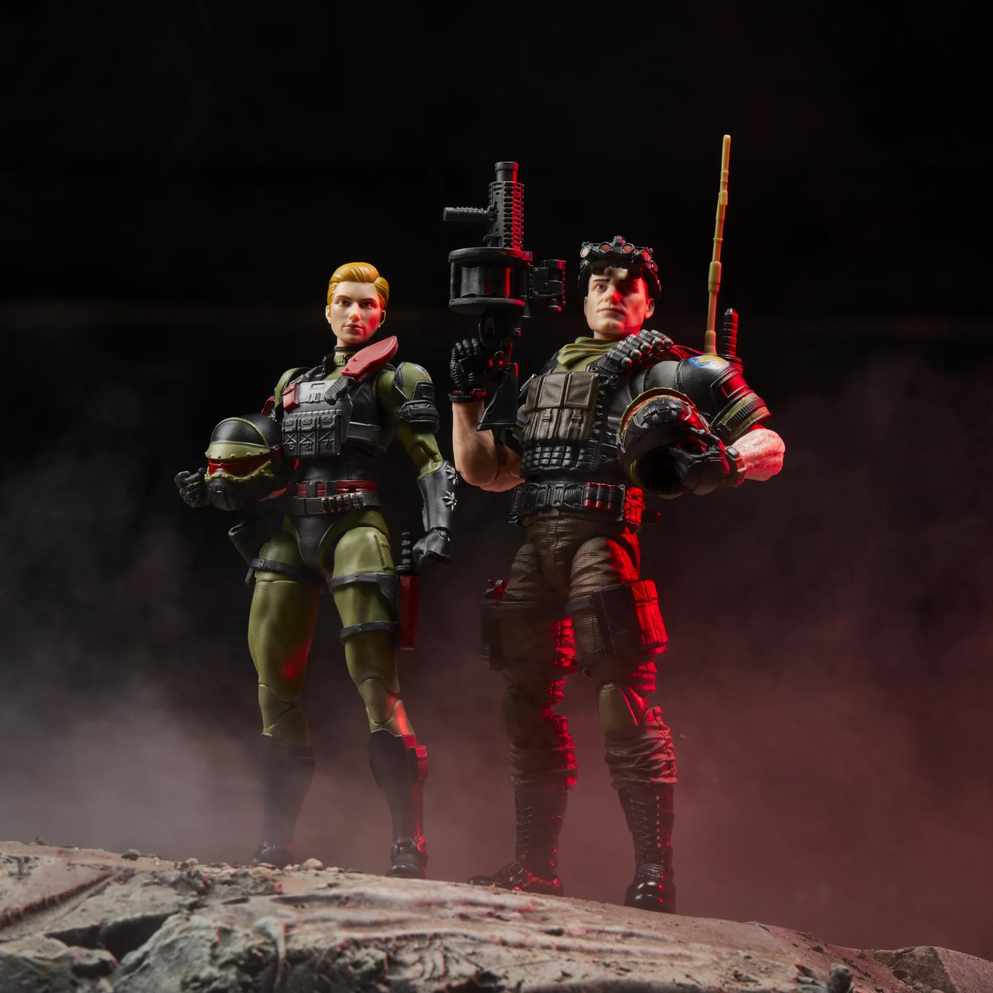 Open-box packaging reveals artwork, loadout, and character icons.