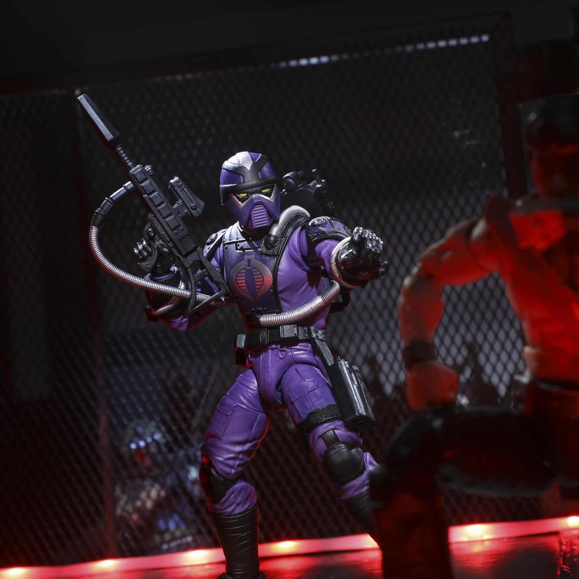 G.I. Joe Techno-Viper power hammer enables dynamic technician action scenes.