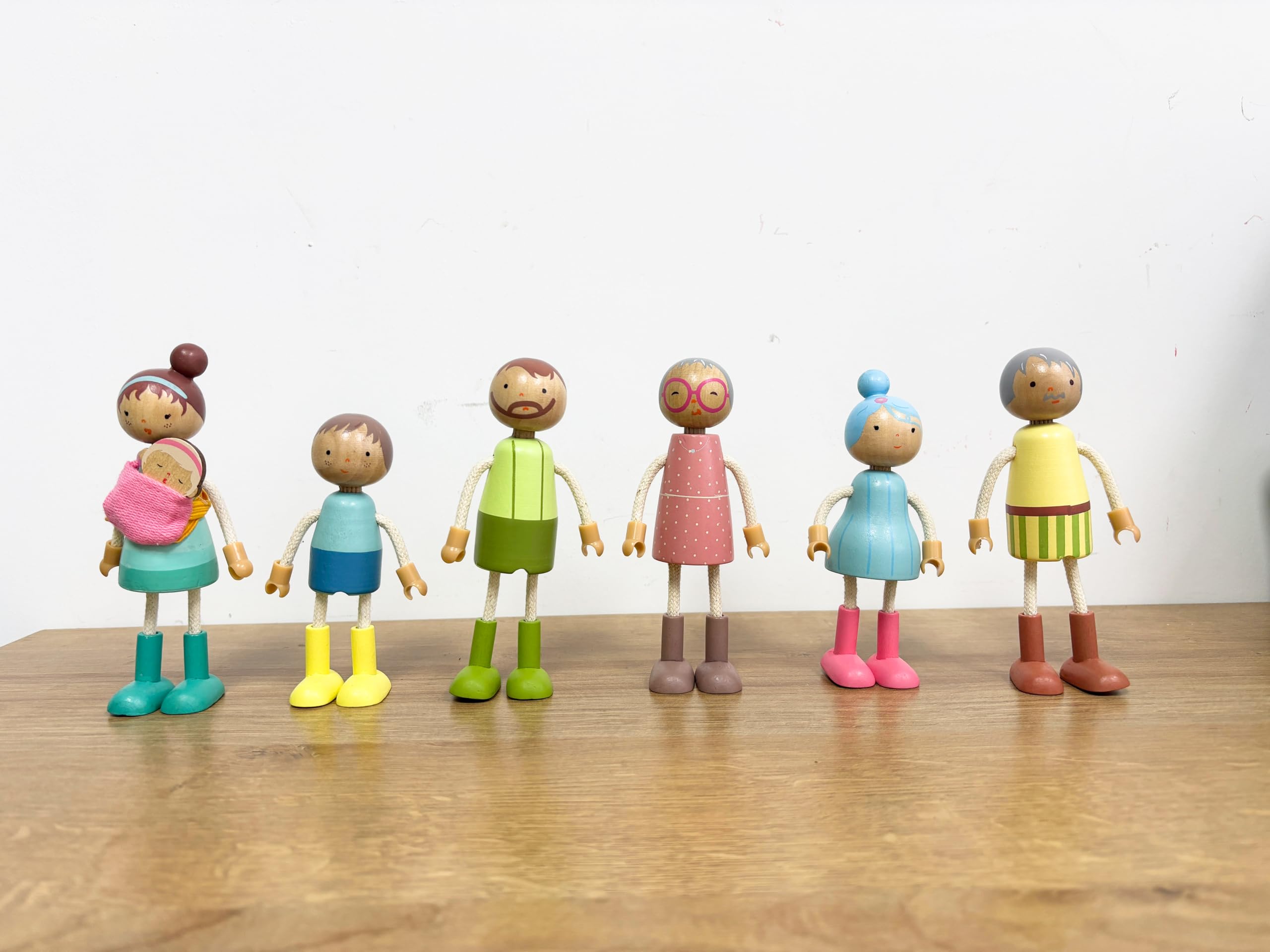 Giant bean child-safe wooden dolls with smooth edges for safe play.