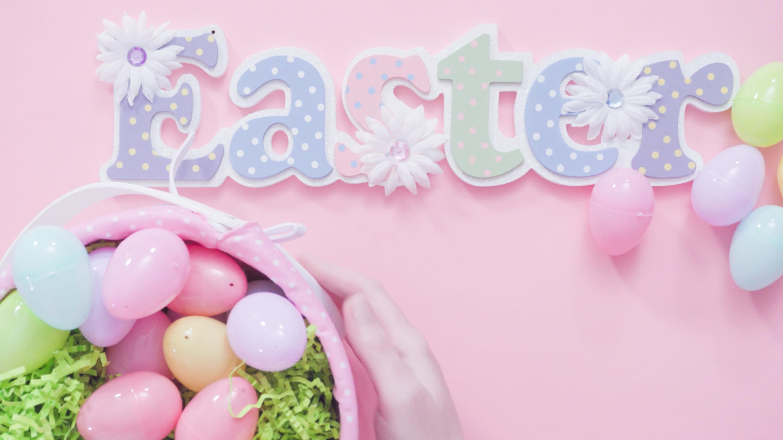 GiftExpress eggs filled with toys and candies for Easter surprises.