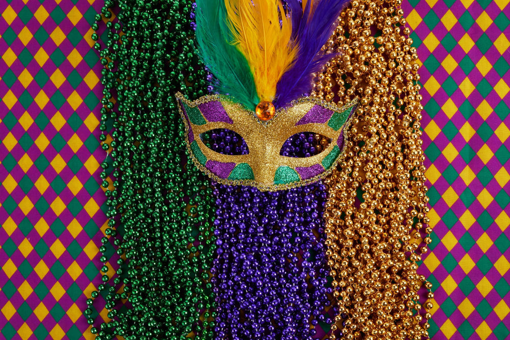 GiftExpress green Mardi Gras beads, 33 inches, ideal for party costumes.