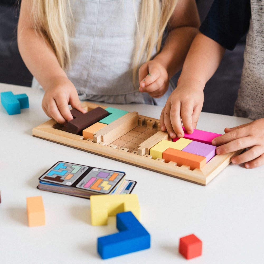 Gigamic Katamino Family solo play offers unlimited puzzle challenges.