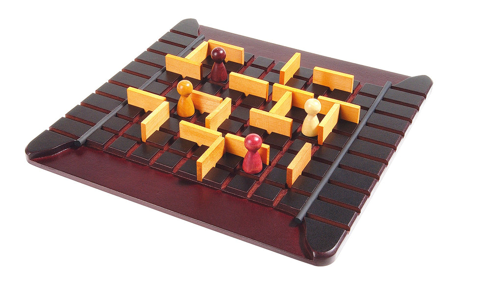 GIGAMIC Quoridor players in action during a move
