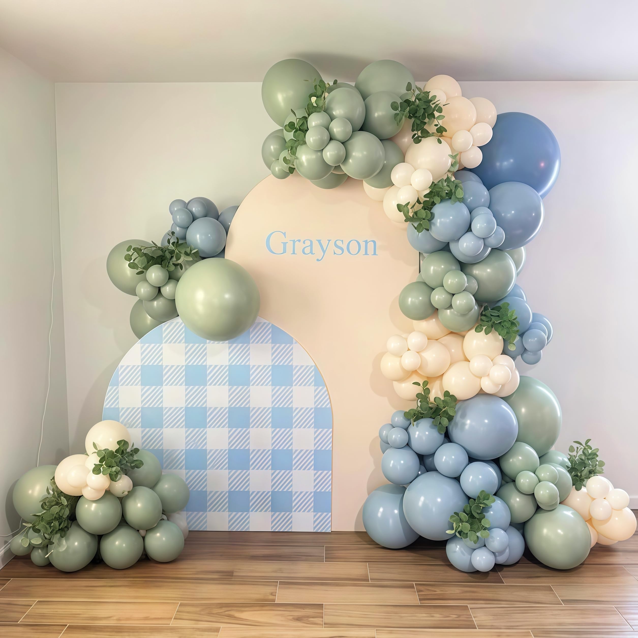 Govpy balloon arch backdrop demonstrates versatile decorating ideas.