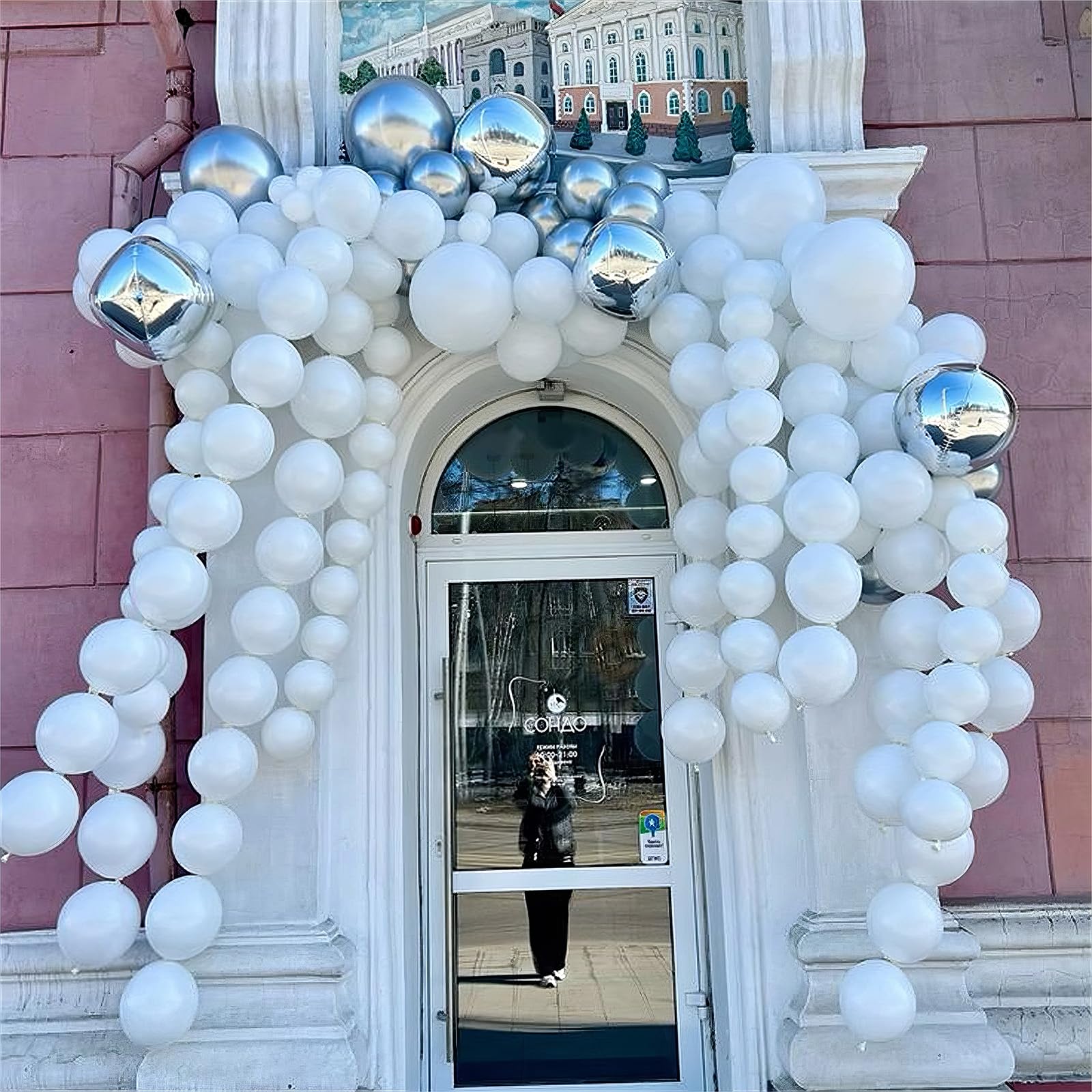 Govpy storage-friendly packaging keeps balloons clean.