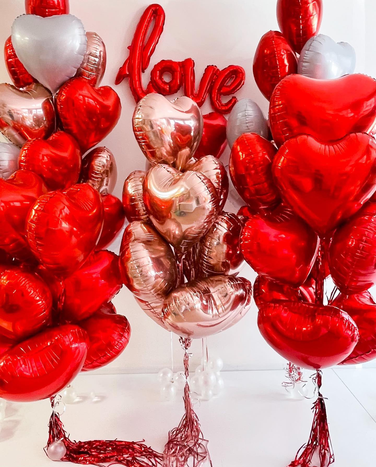 Grcypa rose petals 400 pieces enrich texture and ambience.