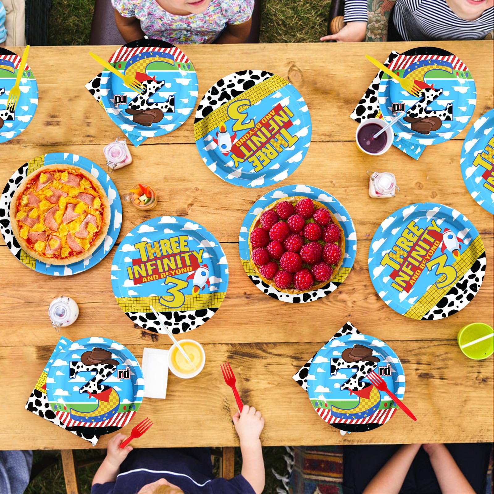 Greencian serves 24 party set simplifies hosting and cleanup.