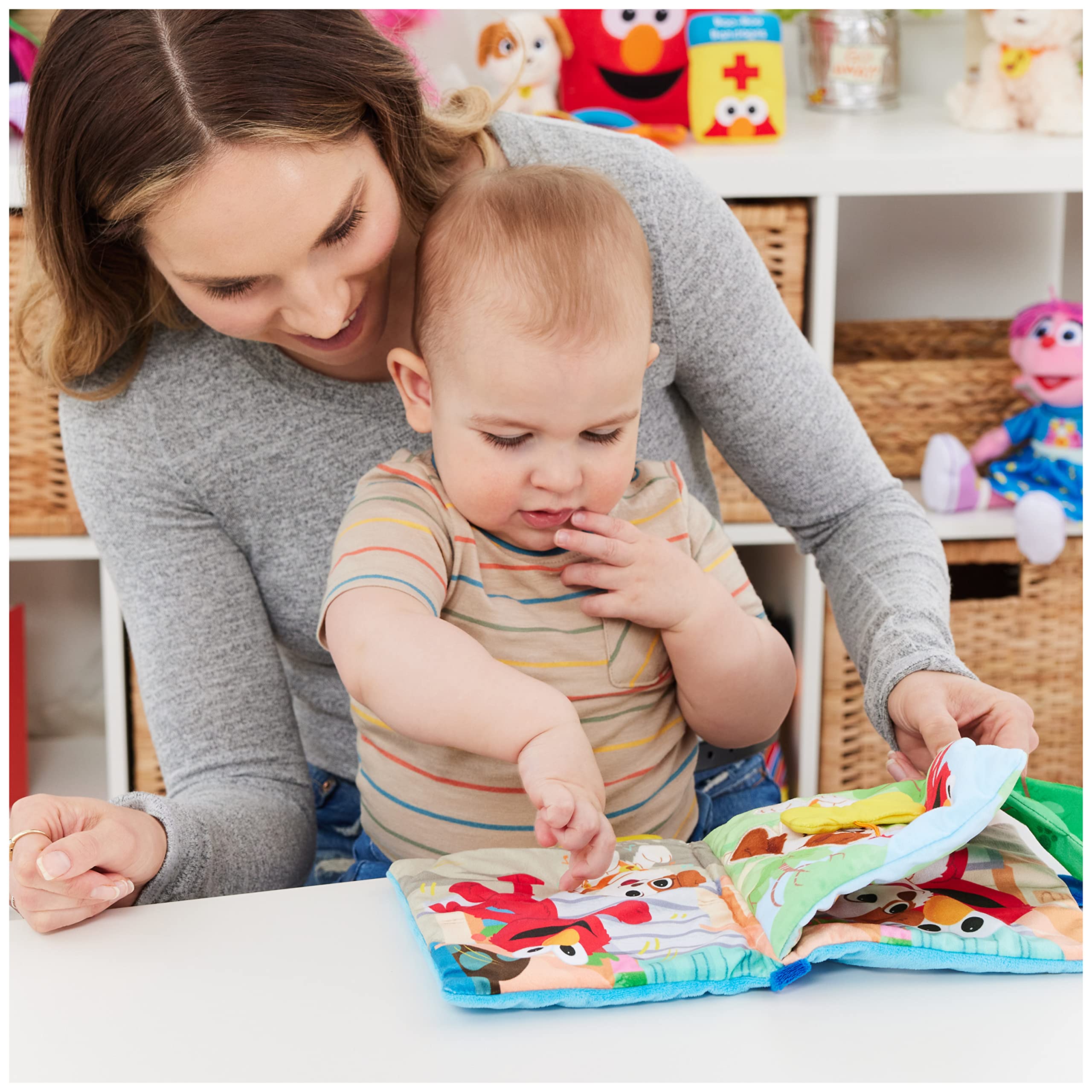 GUND crinkle page feature enhances tactile engagement in story sessions.