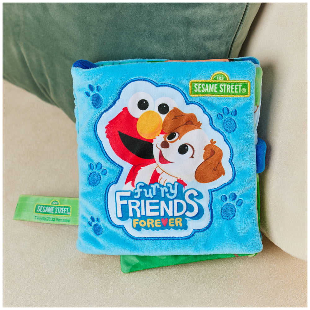 GUND interactive squeaker page adds surprising sounds for curious exploration.