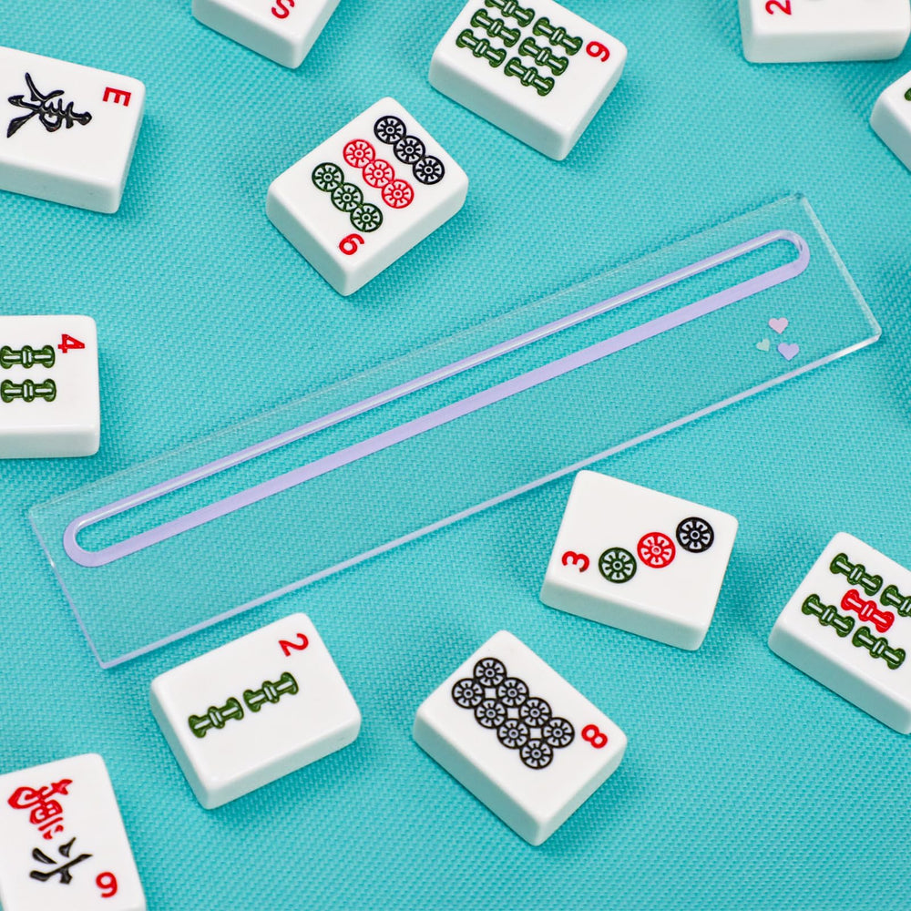 GUSTARIA Acrylic table-tool supports clear readings during play.