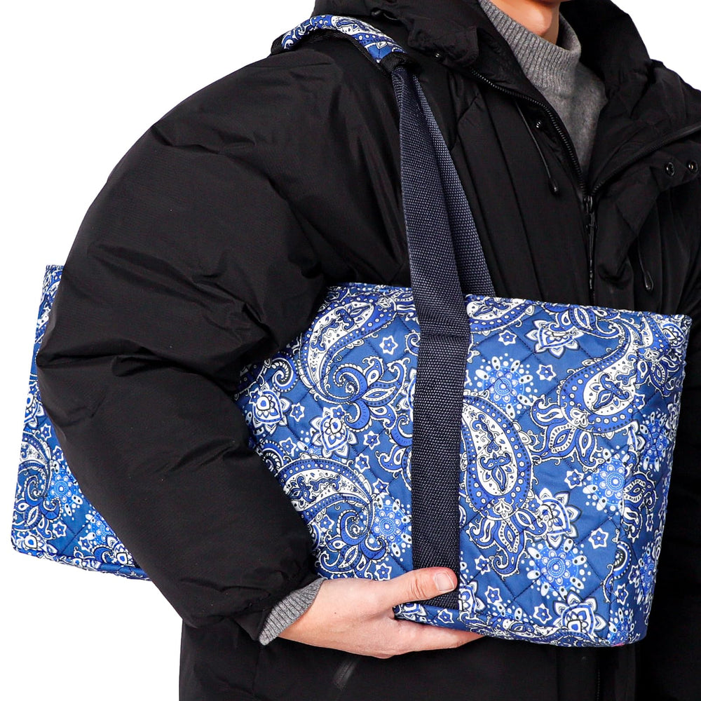GUSTARIA zippered pocket stores wind indicators, dice and chips securely