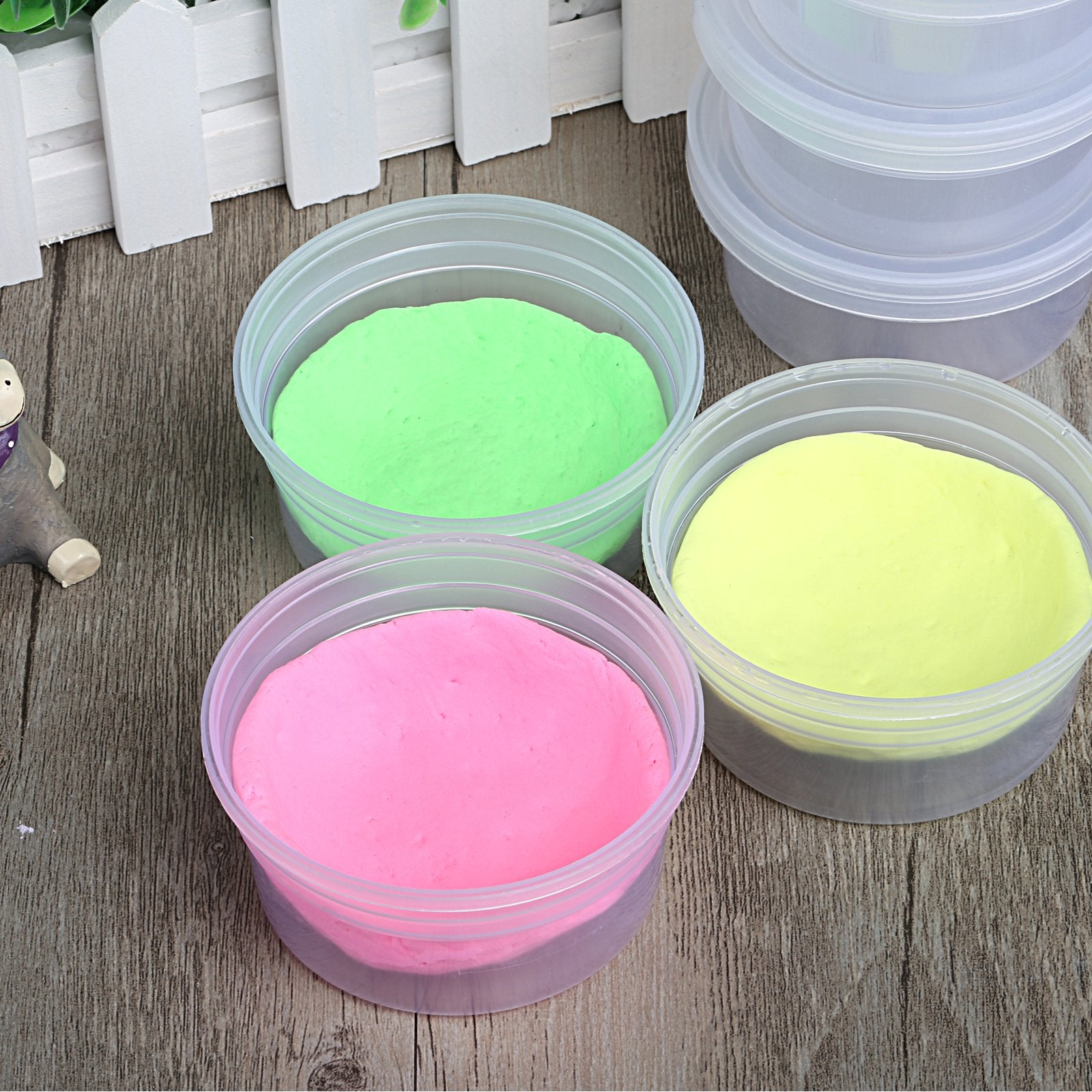 GWHOLE compact 4.5 oz containers provide convenient portions.