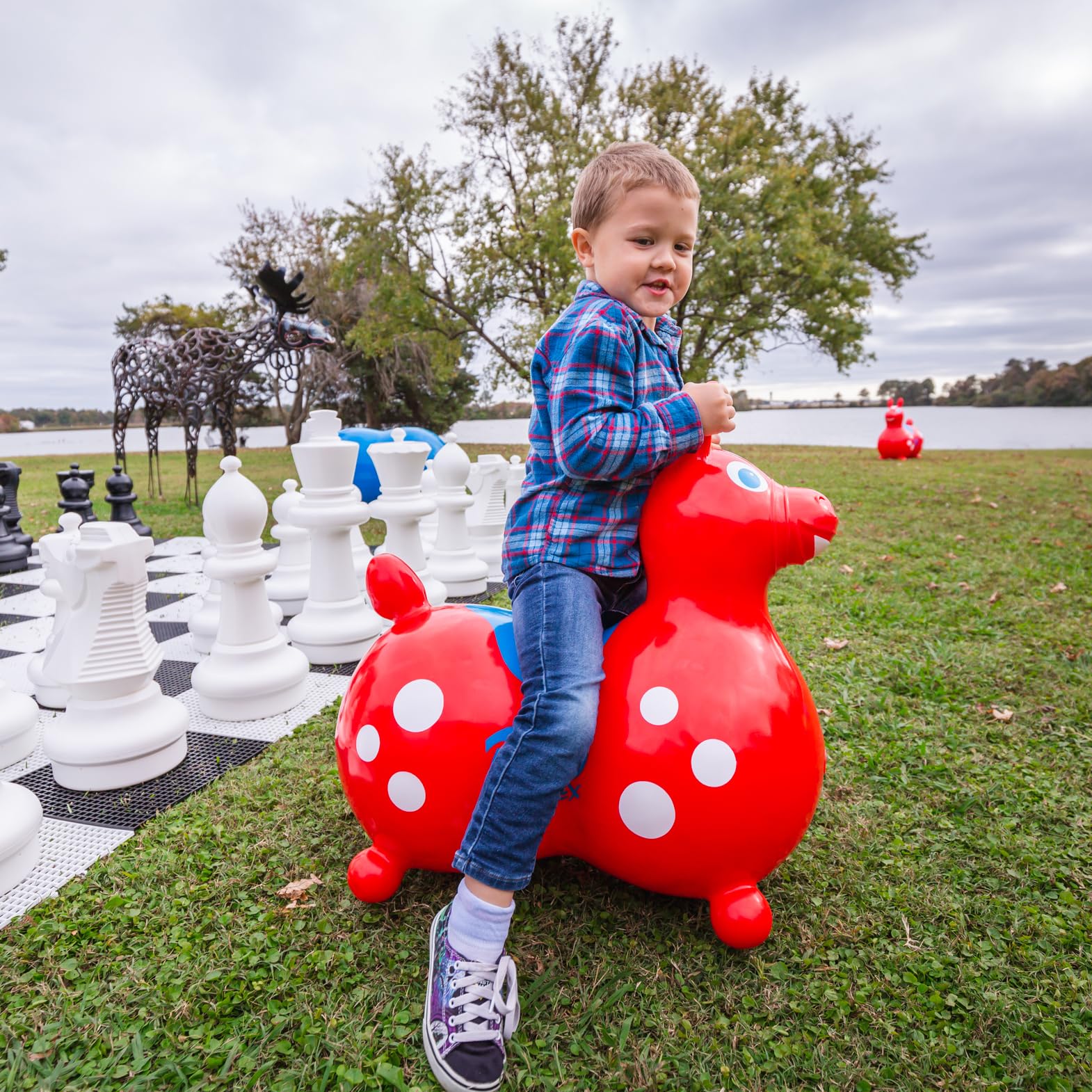 Gymnic Rody Max Horse Red contoured ears—easy to grip for little hands.