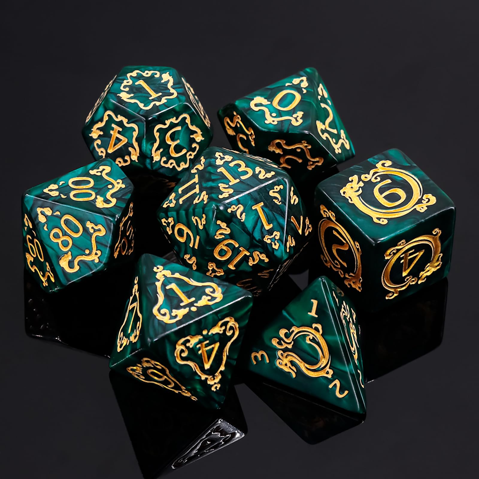 Handan DND dice weighing about 35 grams for balanced rolls.