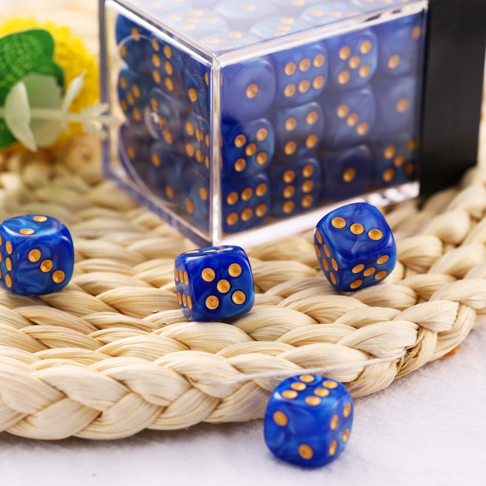 Handan Pearl-pattern dice add a touch of elegance to playtime.