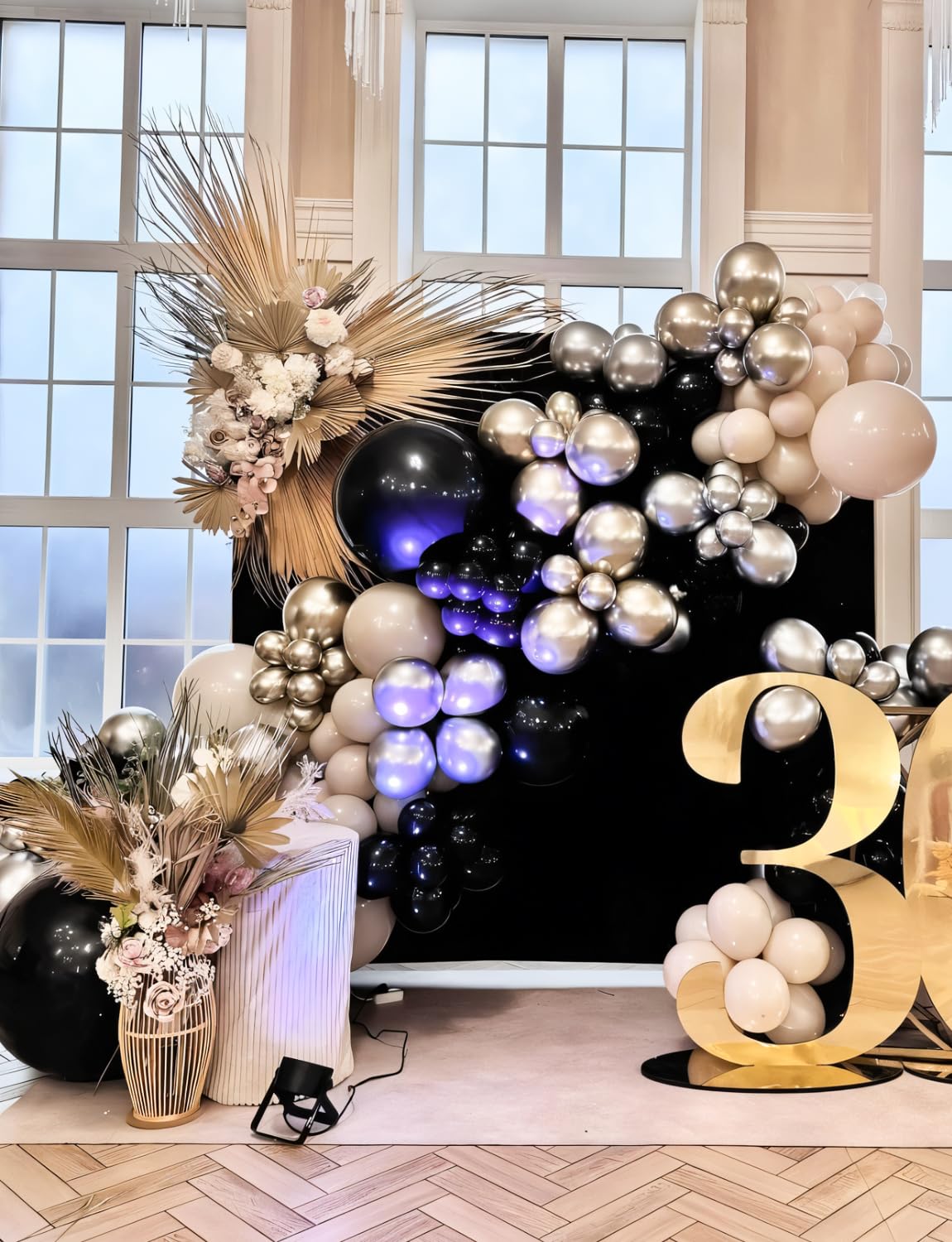 Haolongfa elegant New Year's Eve balloon display boosts festive ambiance.