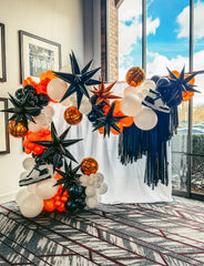 Haolongfa trunk-or-treat decor with balloon garland enhances outdoor party setup.