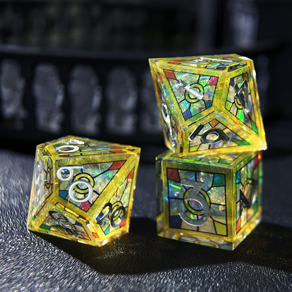 HAOMEJA sharp-edged dice with gold numbers provide precise readability during play.